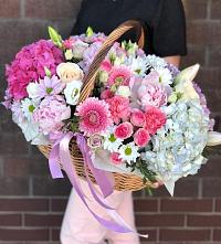 Композиция солнечный день в Тимохово Цветочная композиция из Розы, Хризантемы, Пионы и Лизиантусы в корзине в Тимохово