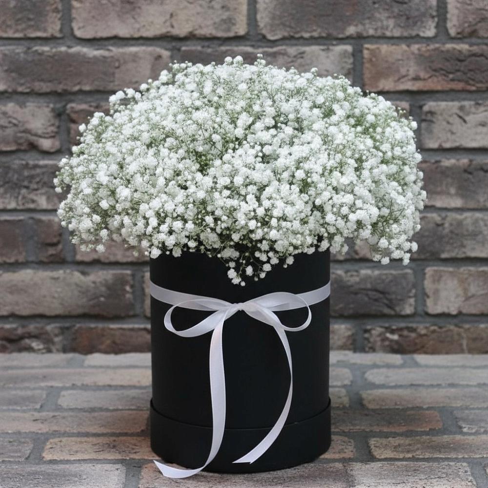 Цветочная композиция из Гипсофила в шляпной коробке в Тимохово